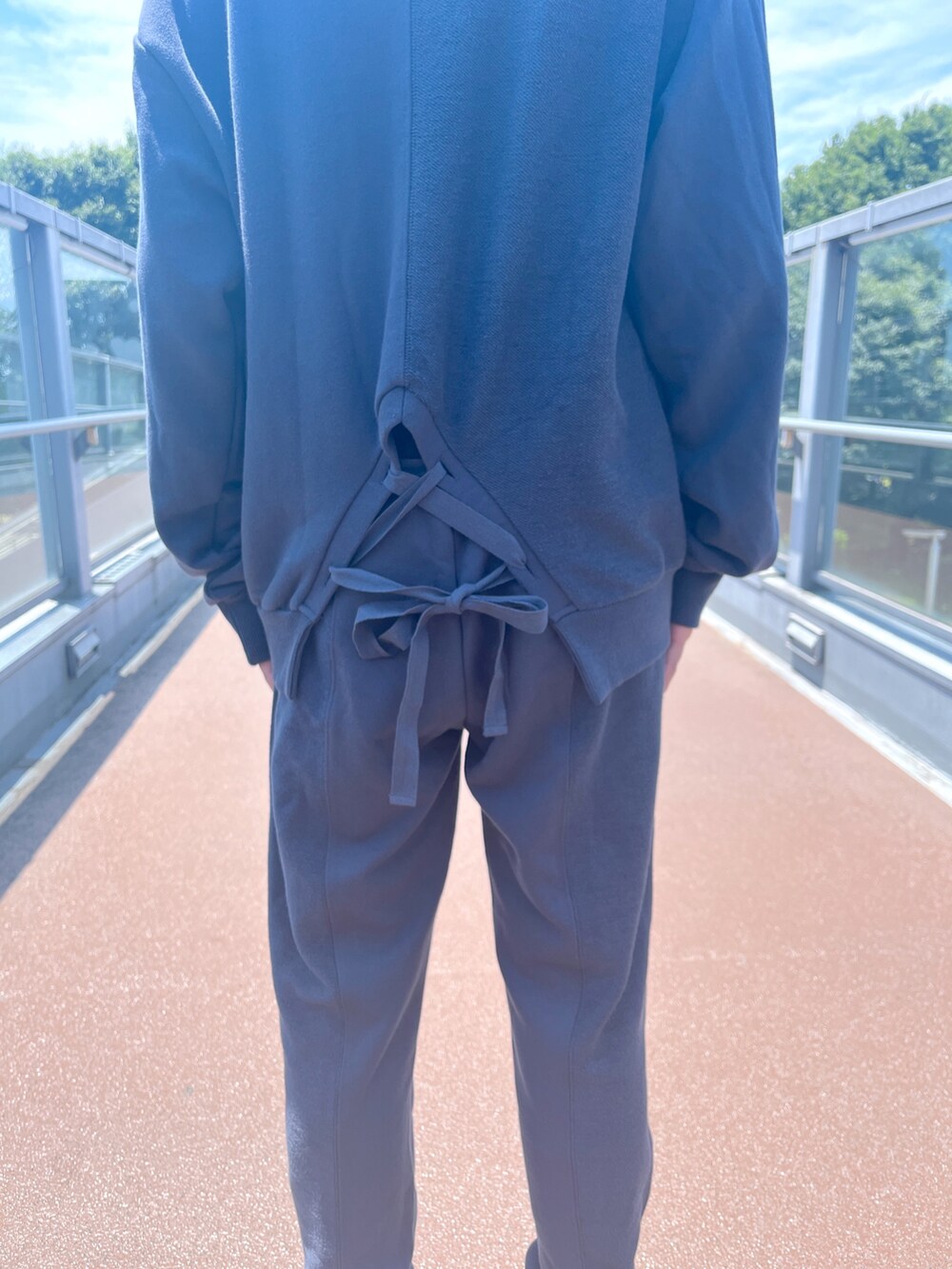 グレー系のスウェット、グレー系のスウェットパンツを着用したレディースの夏コーディネートの2枚目の写真