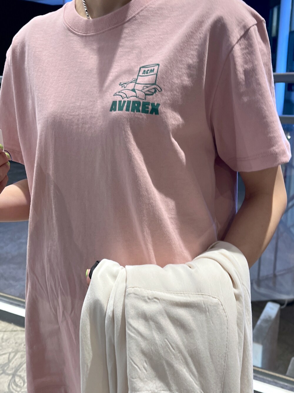 ホワイト系のシャツ/ブラウス、ピンク系のTシャツ/カットソー、ベージュ系のその他パンツを着用したレディースの春コーディネートの4枚目の写真