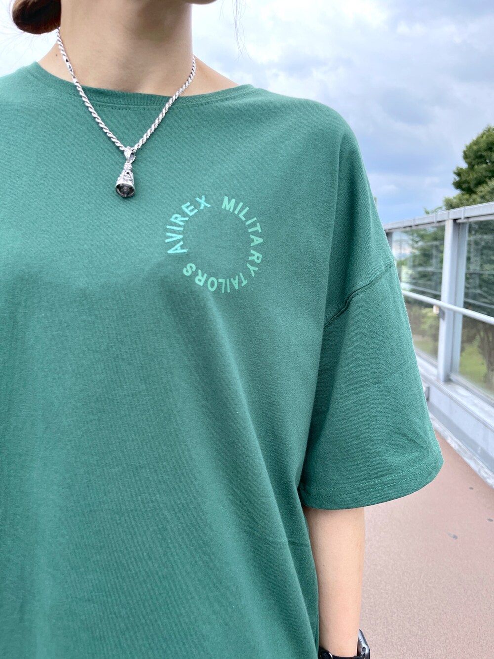 その他のトートバッグ、グリーン系のチュニック、その他のデニムパンツを着用したレディースの夏コーディネートの4枚目の写真