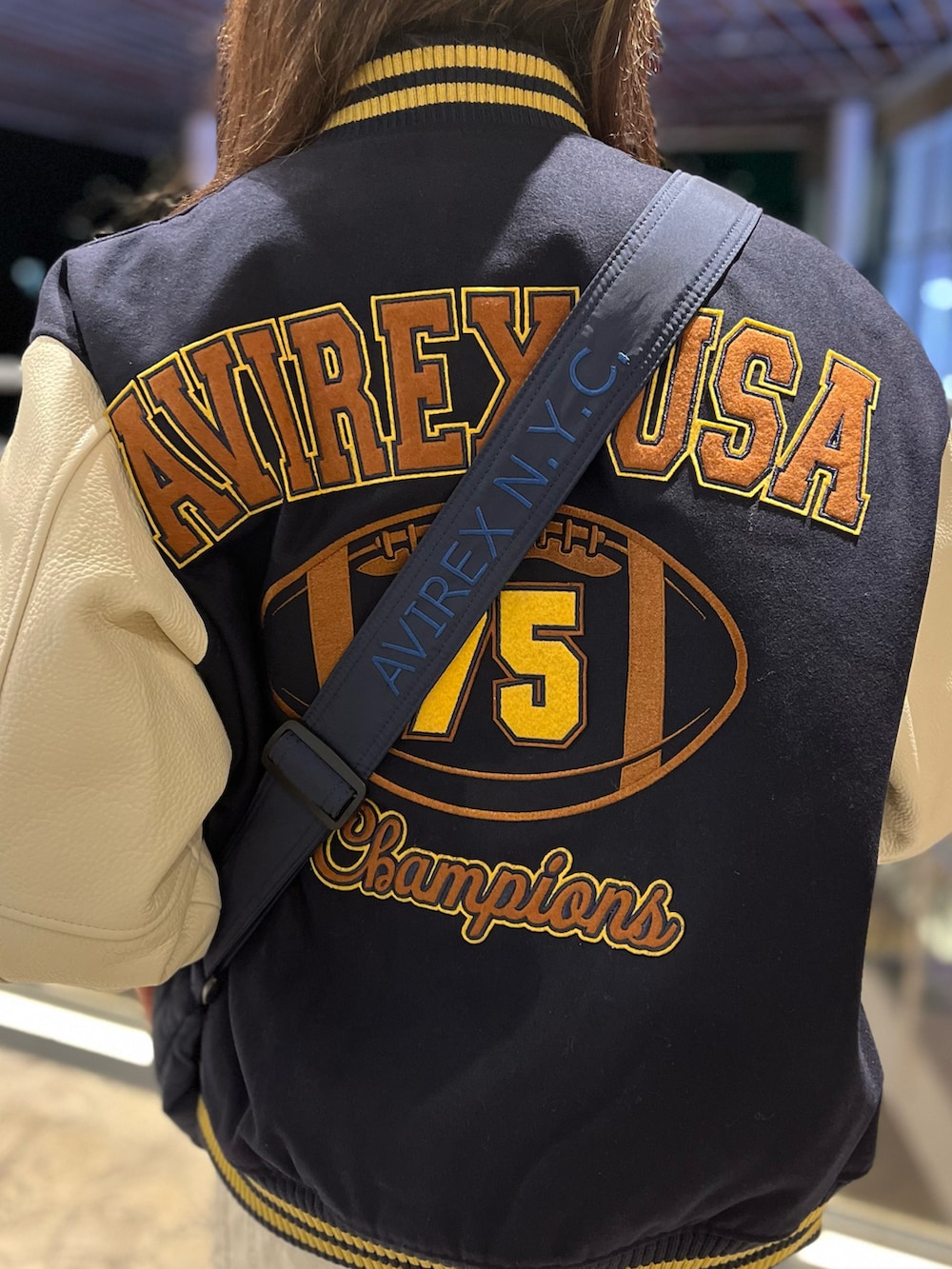 ホワイト系のサロペット/オーバーオール、ベージュ系のスウェット、ブルー系のショルダーバッグを着用したレディースの冬コーディネートの3枚目の写真