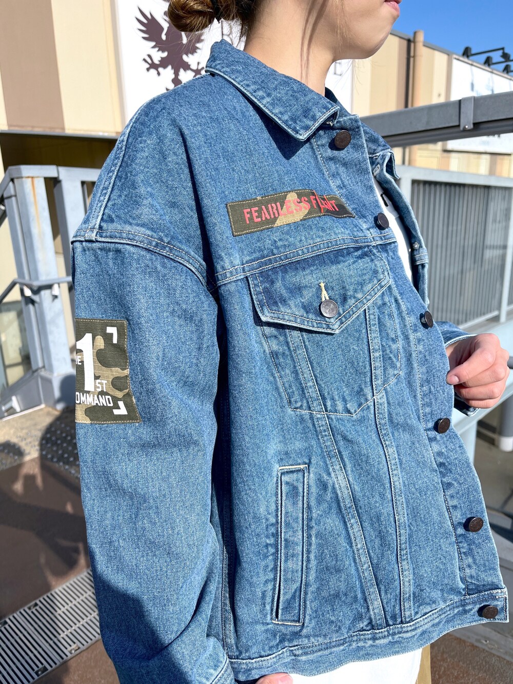 ブルー系のデニムジャケット、ホワイト系のTシャツ/カットソー、ブラウン系のスカートを着用したレディースの春コーディネートの3枚目の写真