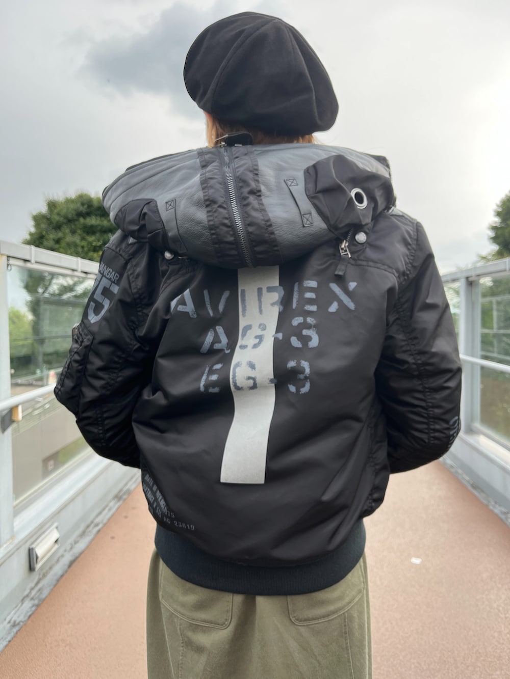 グリーン系のスカート、グリーン系のTシャツ/カットソー、ホワイト系のTシャツ/カットソーを着用したレディースの夏コーディネートの3枚目の写真