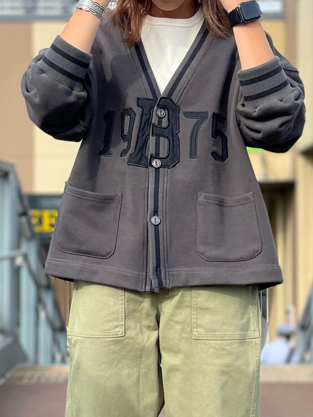 ホワイト系のTシャツ/カットソー、グレー系のカーディガン/ボレロ、グリーン系のその他パンツを着用したレディースの秋コーディネートの2枚目の写真