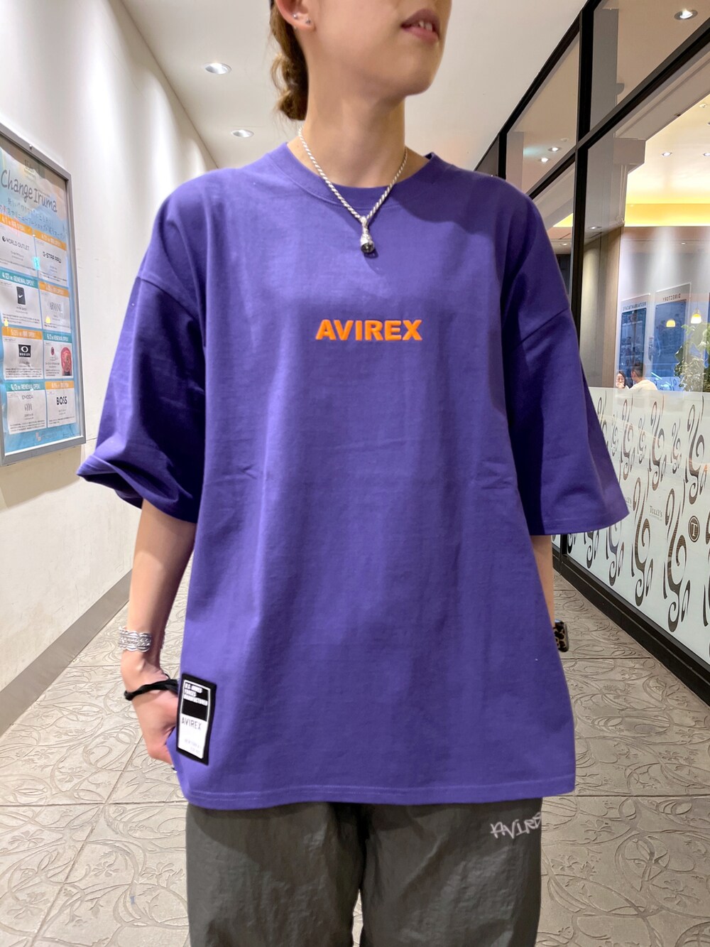 パープル系のTシャツ/カットソー、グレー系のその他パンツを着用したレディースの夏コーディネートの2枚目の写真