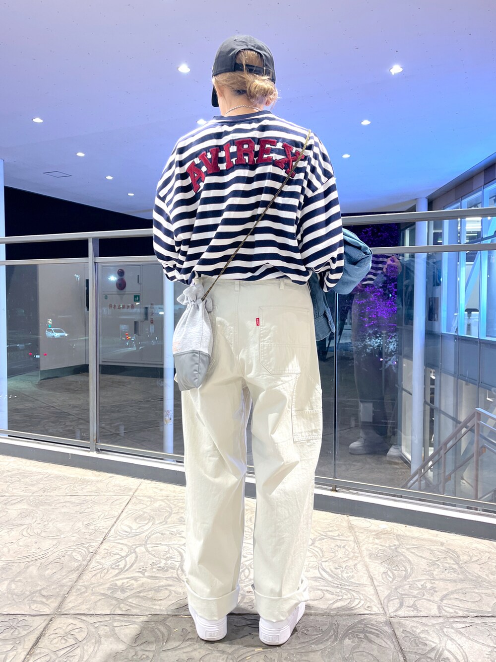 ブルー系のTシャツ/カットソー、ホワイト系のその他パンツ、グレー系のショルダーバッグを着用したレディースの春コーディネートの3枚目の写真