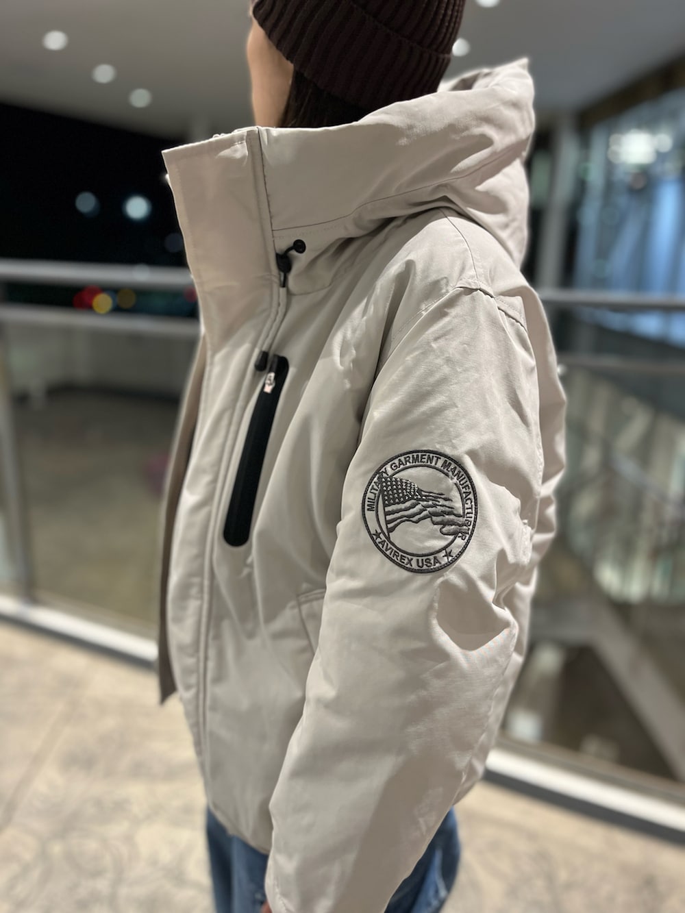 その他のカーゴパンツ、グレー系のスウェット、グレー系のダウンジャケット/コートを着用したレディースの秋コーディネートの4枚目の写真