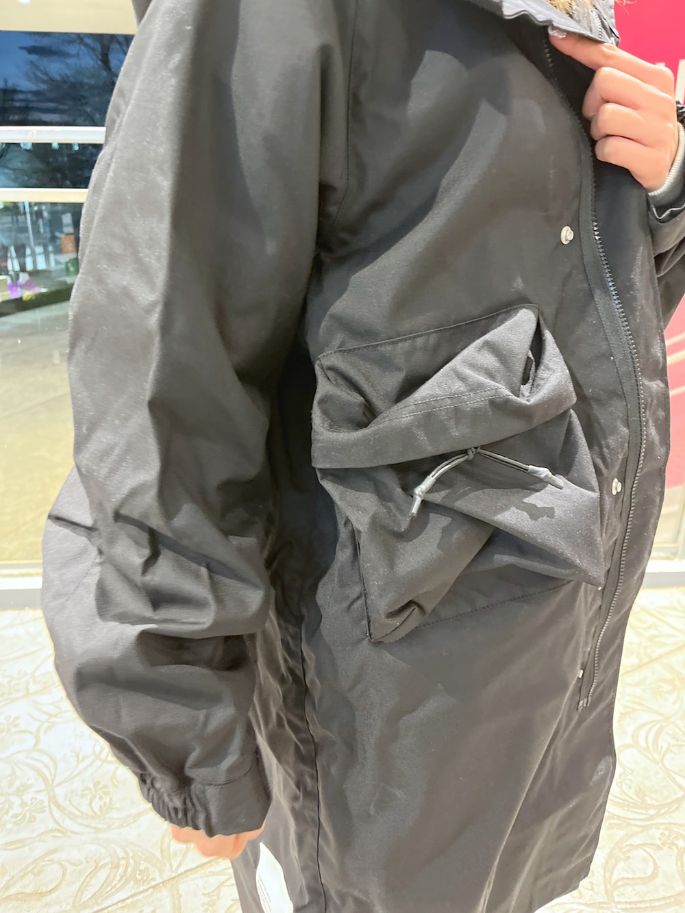 グリーン系のその他パンツ、ベージュ系のスウェット、ブラック系のモッズコートを着用したレディースの冬コーディネートの3枚目の写真