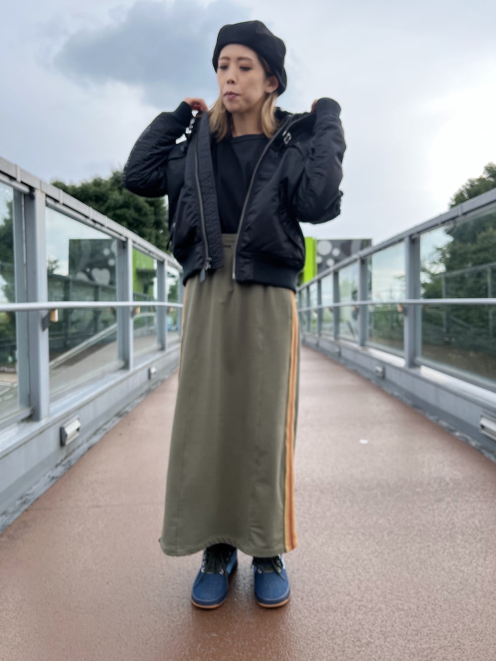 グリーン系のスカート、グリーン系のTシャツ/カットソー、ホワイト系のTシャツ/カットソーを着用したレディースの夏コーディネートの2枚目の写真