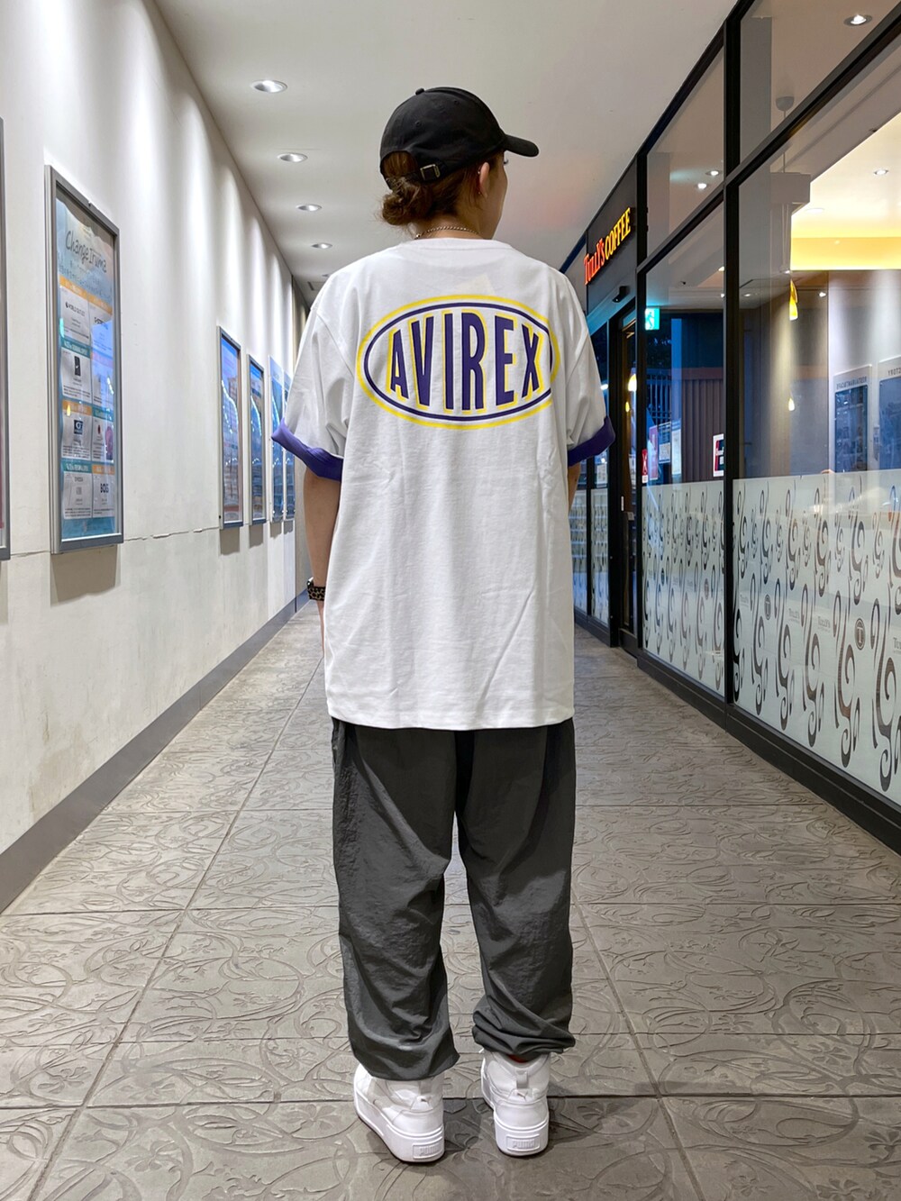 パープル系のTシャツ/カットソー、グレー系のその他パンツ、ホワイト系のTシャツ/カットソーを着用したレディースの夏コーディネートの2枚目の写真