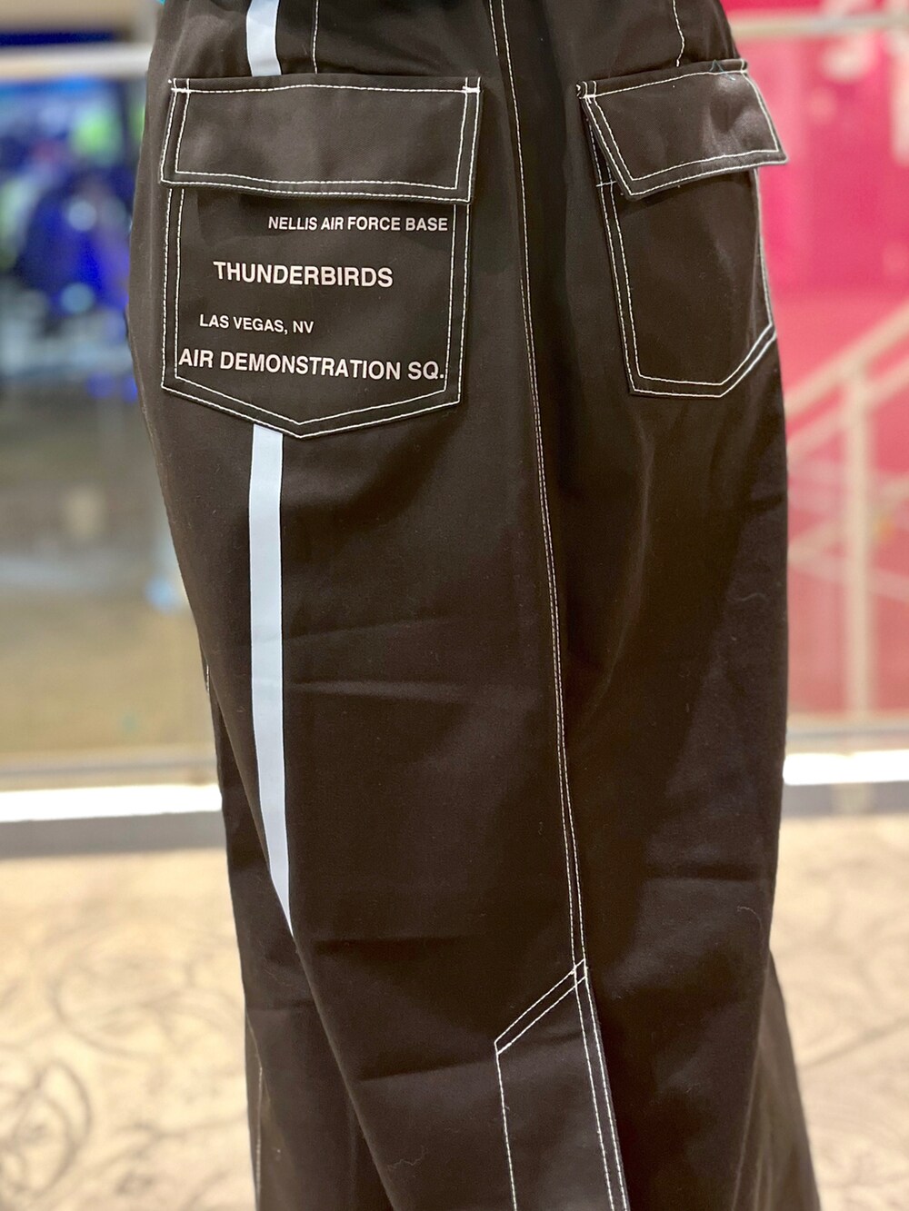 ブラック系のブルゾン、グリーン系のTシャツ/カットソー、ブラック系のスカートを着用したレディースの春コーディネートの3枚目の写真