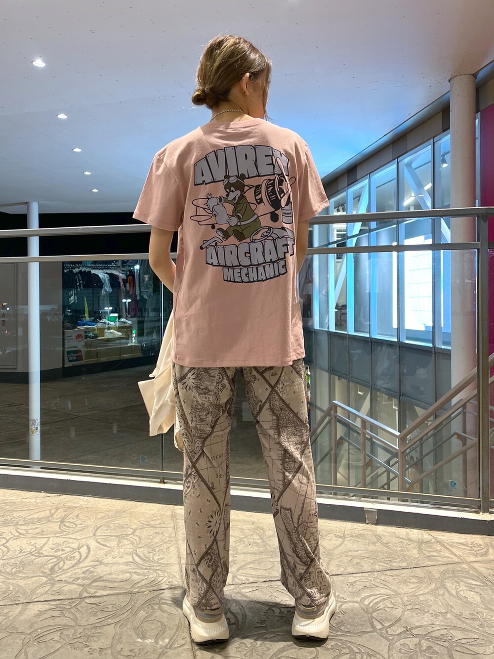 ホワイト系のシャツ/ブラウス、ピンク系のTシャツ/カットソー、ベージュ系のその他パンツを着用したレディースの春コーディネートの3枚目の写真