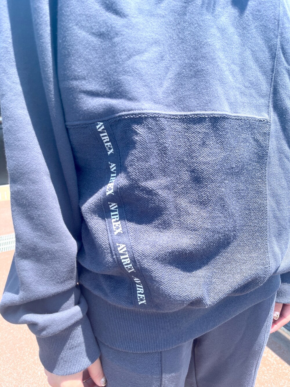 グレー系のスウェット、グレー系のスウェットパンツを着用したレディースの夏コーディネートの3枚目の写真