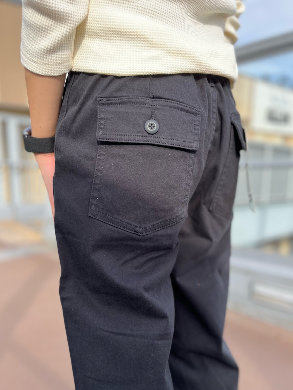 グリーン系のシャツ/ブラウス、グレー系のショルダーバッグ、ブラック系のその他パンツを着用したレディースの秋コーディネートの5枚目の写真