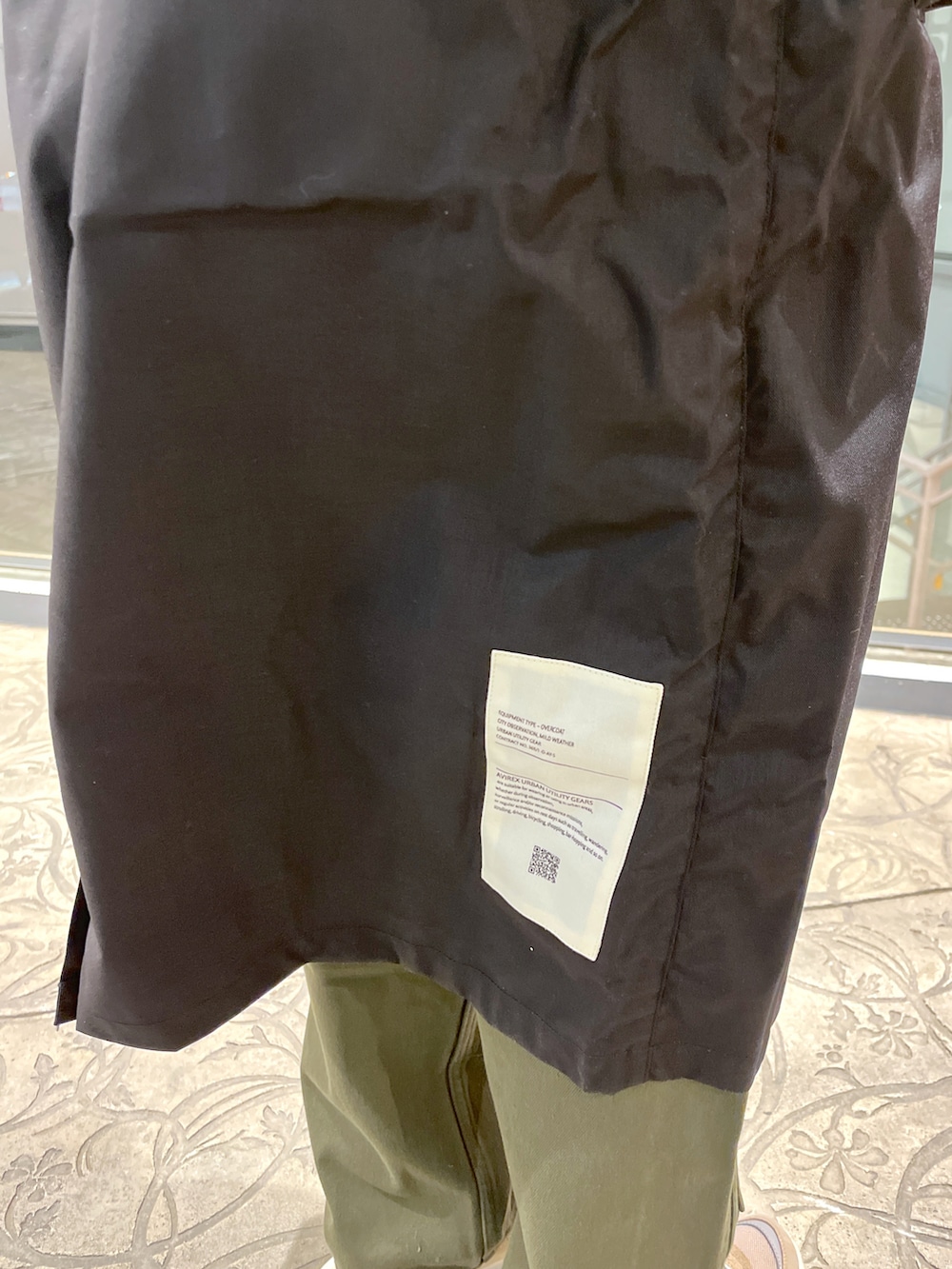 グリーン系のその他パンツ、ベージュ系のスウェット、ブラック系のモッズコートを着用したレディースの冬コーディネートの4枚目の写真