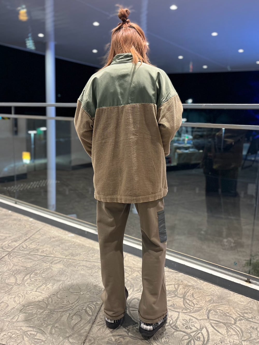 ベージュ系のブルゾン、ベージュ系のスウェットパンツを着用したレディースの冬コーディネートの2枚目の写真