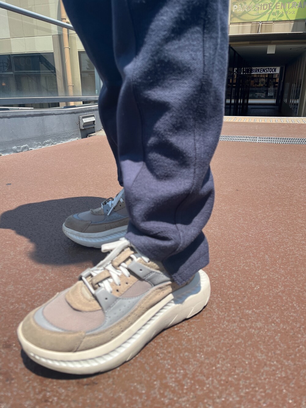 グレー系のスウェット、グレー系のスウェットパンツを着用したレディースの夏コーディネートの5枚目の写真