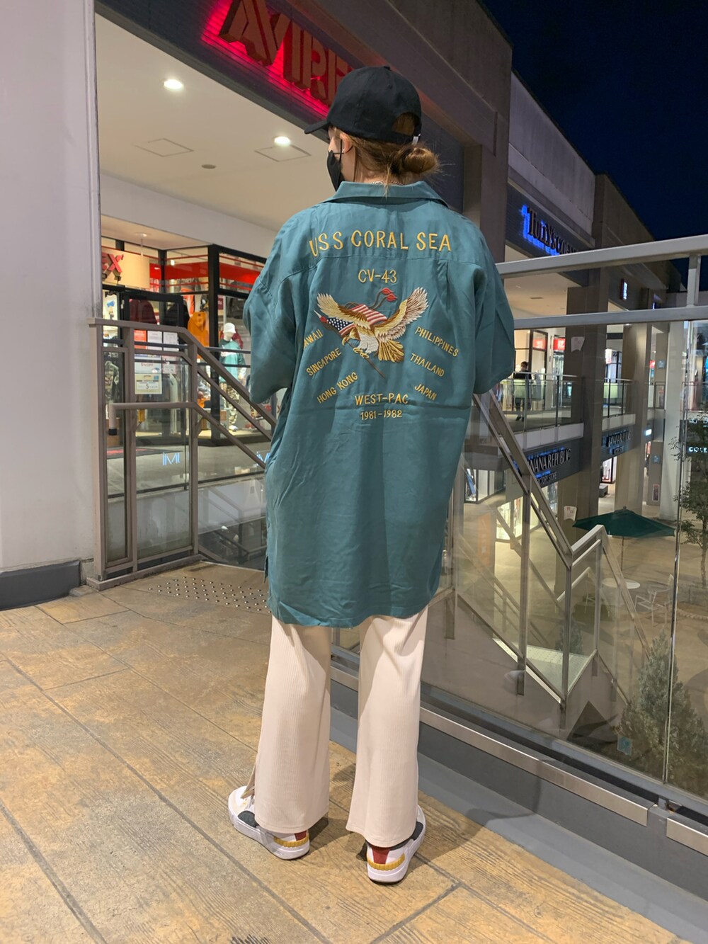 グリーン系のシャツ/ブラウス、ブラック系のTシャツ/カットソー、ホワイト系のその他パンツを着用したレディースの春コーディネートの2枚目の写真