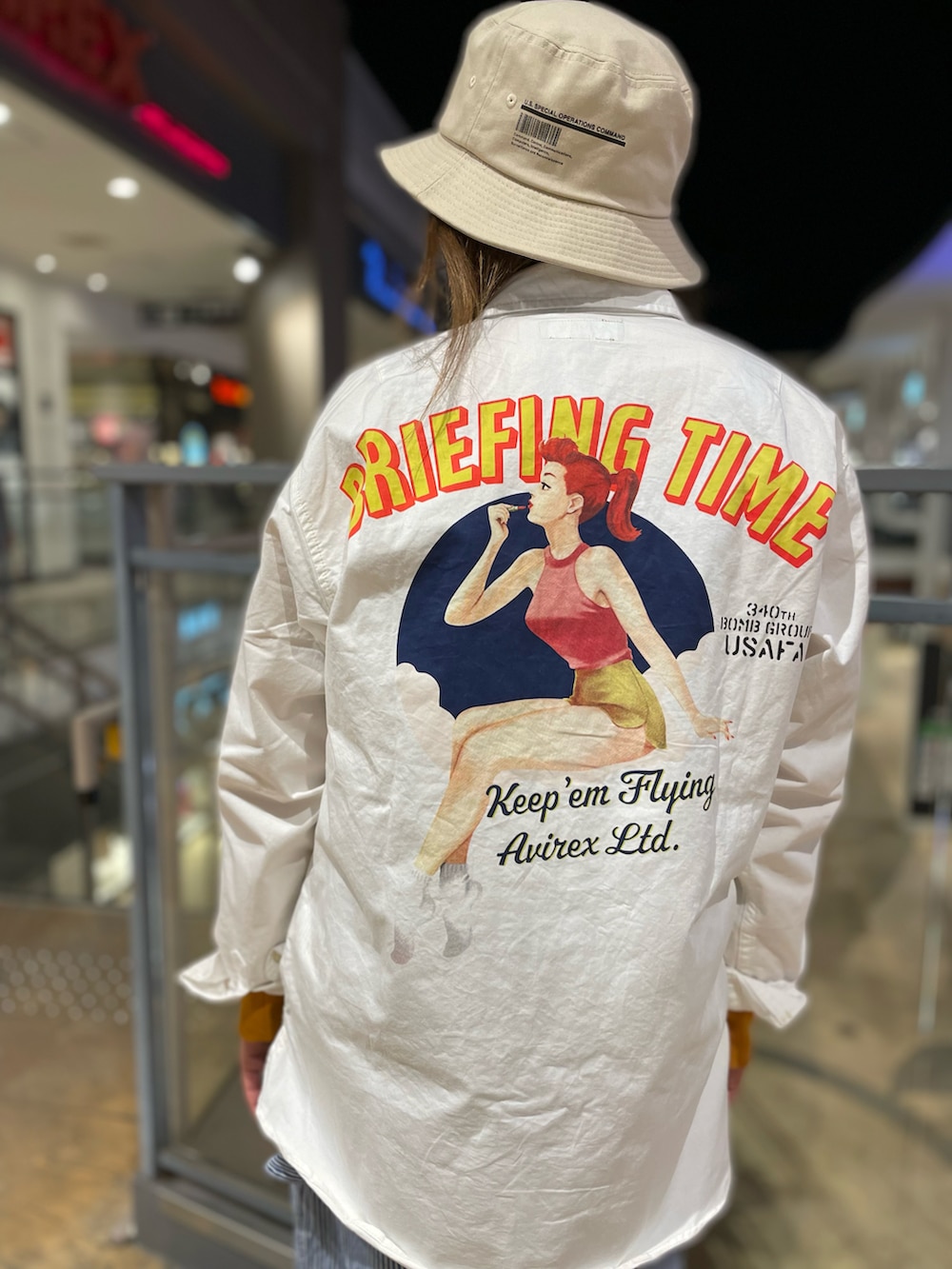 ホワイト系のシャツ/ブラウス、オレンジ系のスウェット、その他のサロペット/オーバーオールを着用したレディースの冬コーディネートの2枚目の写真