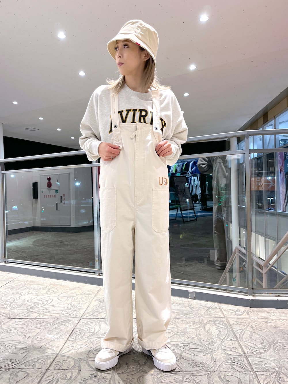 その他のスウェット、オレンジ系のダウンジャケット/コート、ホワイト系のサロペット/オーバーオールを着用したレディースの冬コーディネートの3枚目の写真