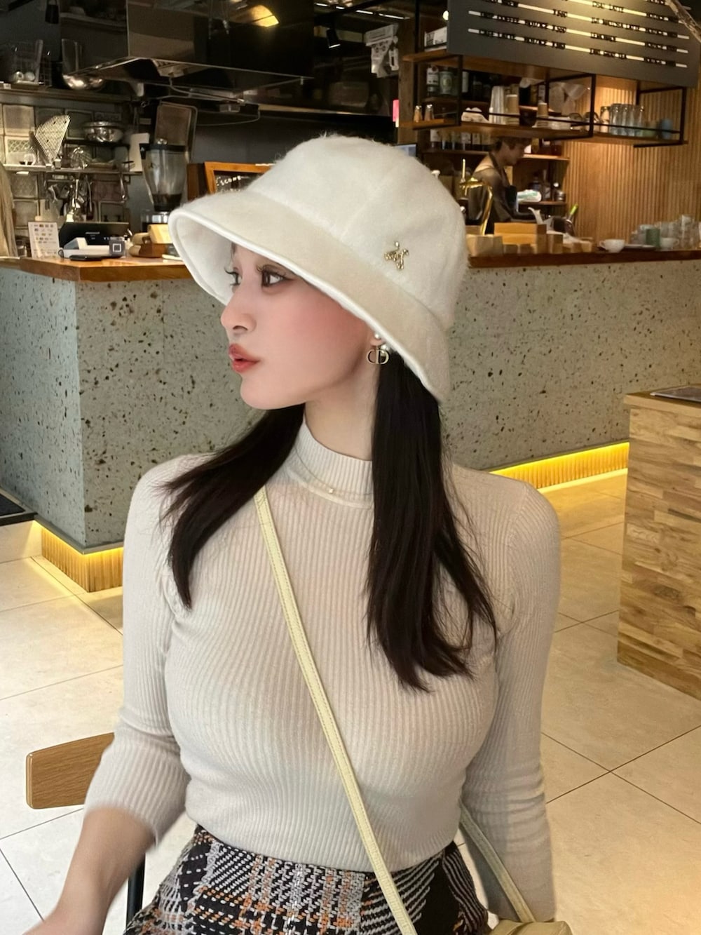 「CA4LAのアイテム（ハット、ホワイト系）」を使った、M.さん（レディース・169cm）の秋コーディネートの2枚目の写真