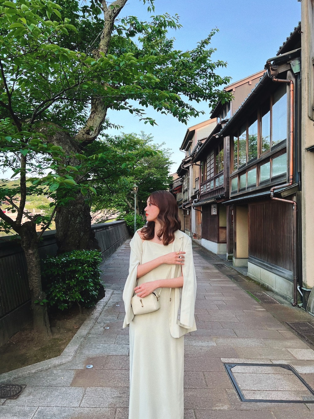 「キレイめ、ワンピース、キャミワンピ、スカートスタイル、apartbylowrys、ジャケット、ゆるコーデ、ショルダーバッグ」｜「A part byのセットアップ対応／セレモニー/Iラインキャミドレス　276686（ドレス、グリーン系）」を使った、M.さん（レディース・169cm）の夏コーディネートの2枚目の写真