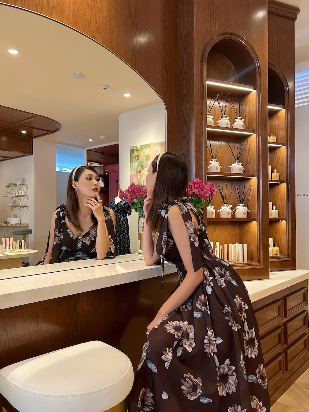 「Herlipto、ワンピース、ピクニック、Chloe、LOEWE、かごバッグ、サンダル」｜「Her lip toのアイテム（ワンピース/ドレス、ブラウン系）」を使った、M.さん（レディース・169cm）の秋コーディネートの3枚目の写真