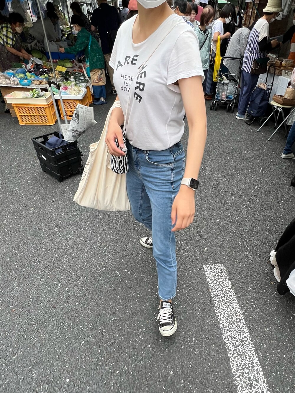 ブルー系のパンツ、ブラック系のスニーカーを着用したレディースの夏コーディネートの2枚目の写真