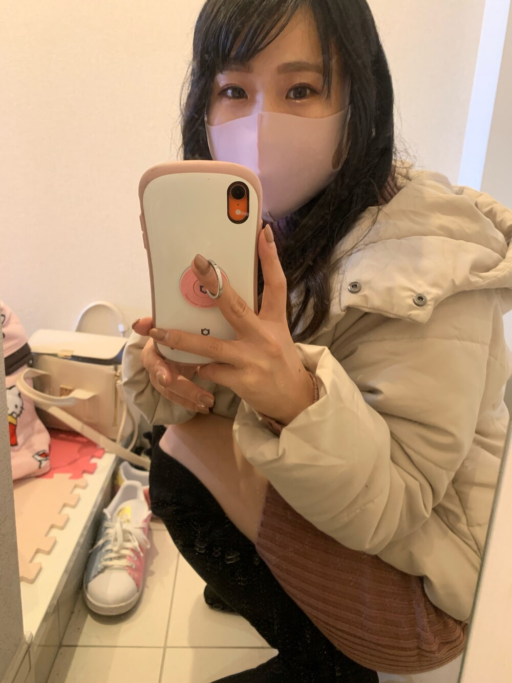 ブラック系のブーツ、ピンク系のワンピースを着用したレディースの冬コーディネートの2枚目の写真