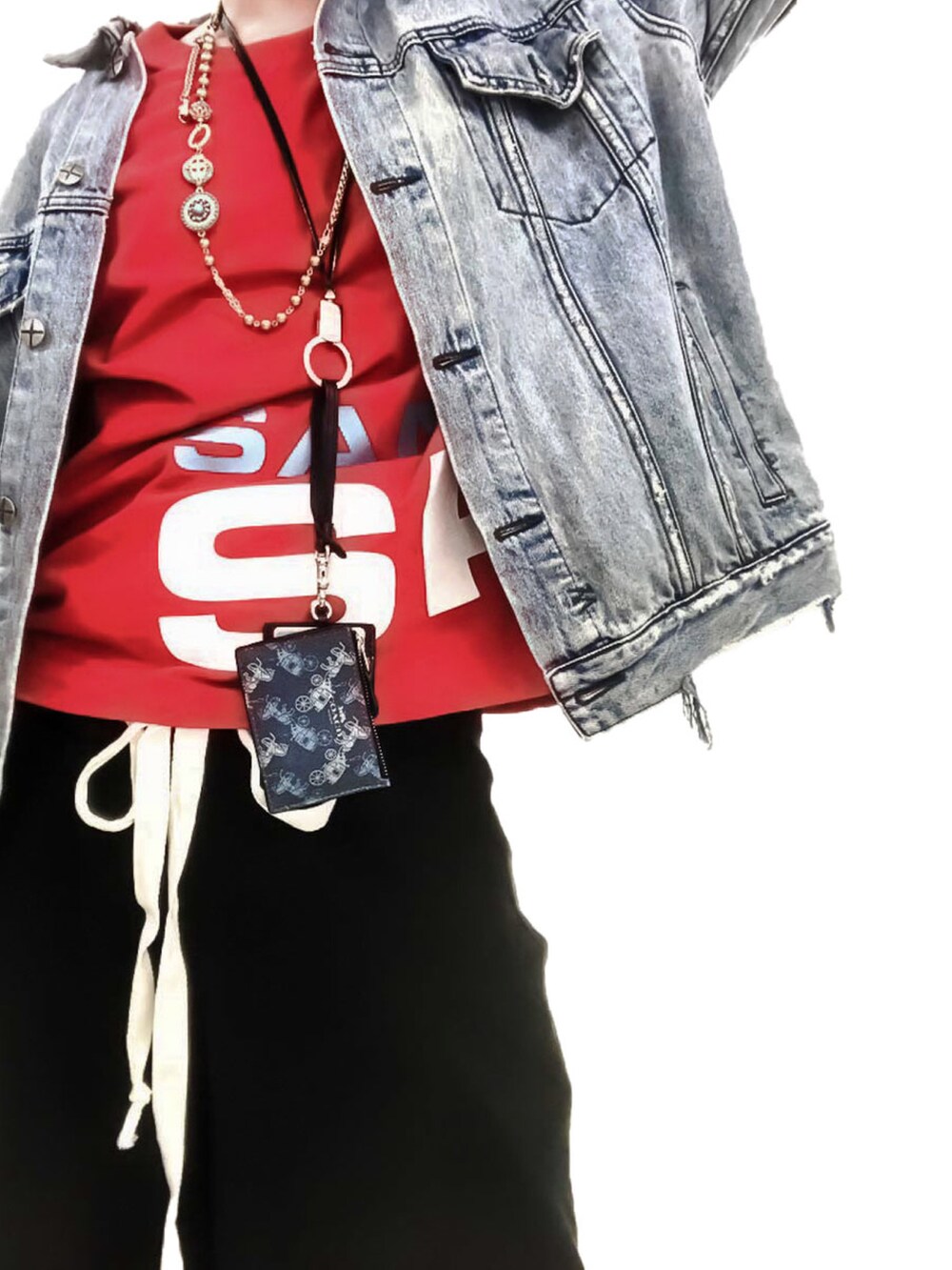 ブルー系のデニムジャケット、レッド系のTシャツ/カットソー、ブラック系のスウェットパンツを着用したメンズの秋コーディネートの2枚目の写真