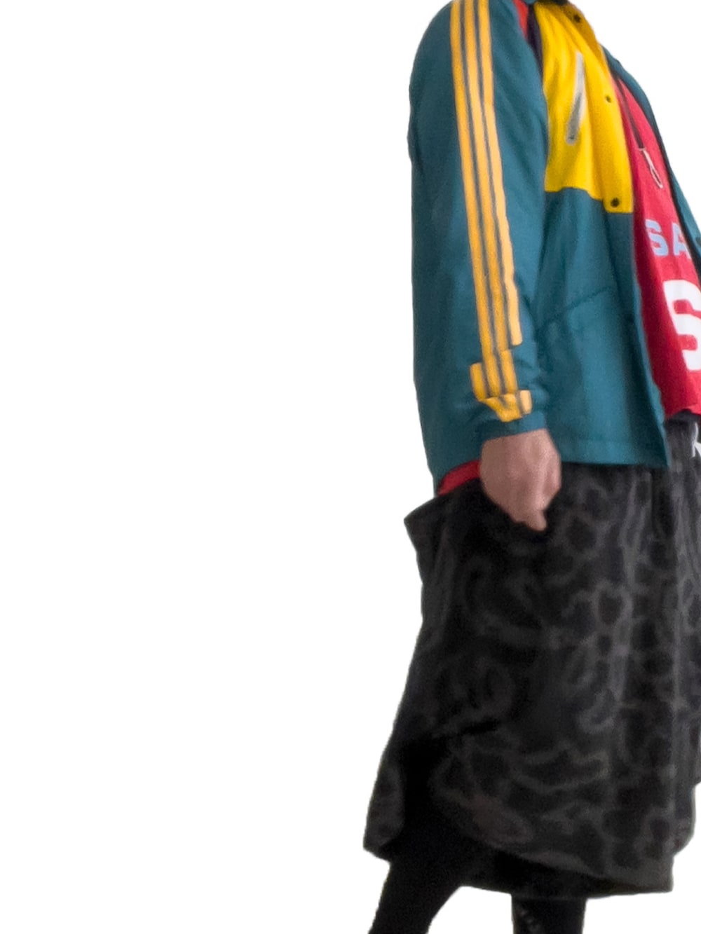 グレー系のその他パンツ、ブルー系のナイロンジャケット、ホワイト系のスニーカーを着用したメンズの冬コーディネートの2枚目の写真