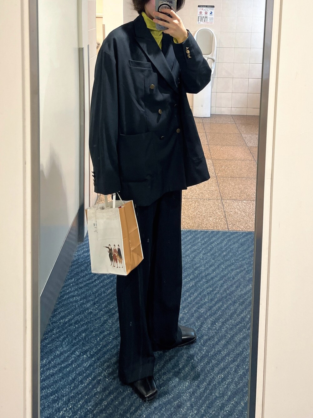 ブルー系のテーラードジャケット、ブルー系のスラックス、グリーン系のTシャツ/カットソーを着用したメンズの秋コーディネートの2枚目の写真