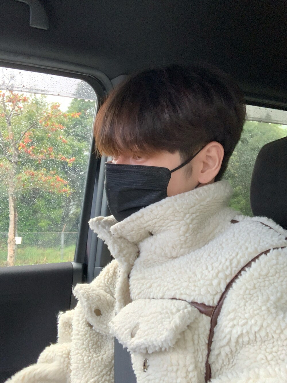 ブラック系のスウェットパンツ、ホワイト系のブルゾン、ブラック系のファッション雑貨を着用したメンズの秋コーディネートの3枚目の写真