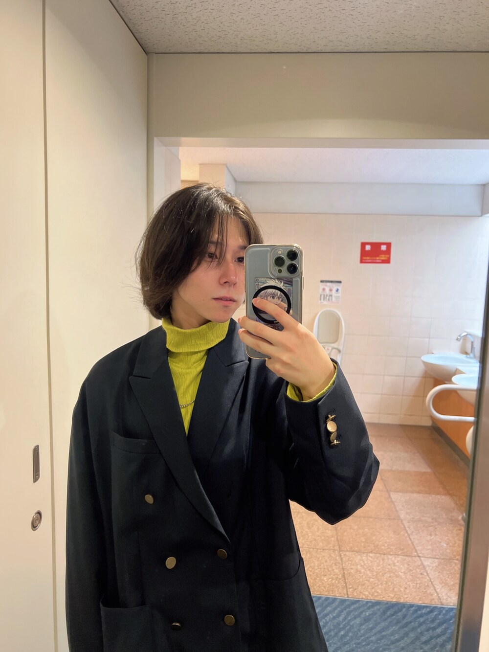 ブルー系のテーラードジャケット、ブルー系のスラックス、グリーン系のTシャツ/カットソーを着用したメンズの秋コーディネートの3枚目の写真