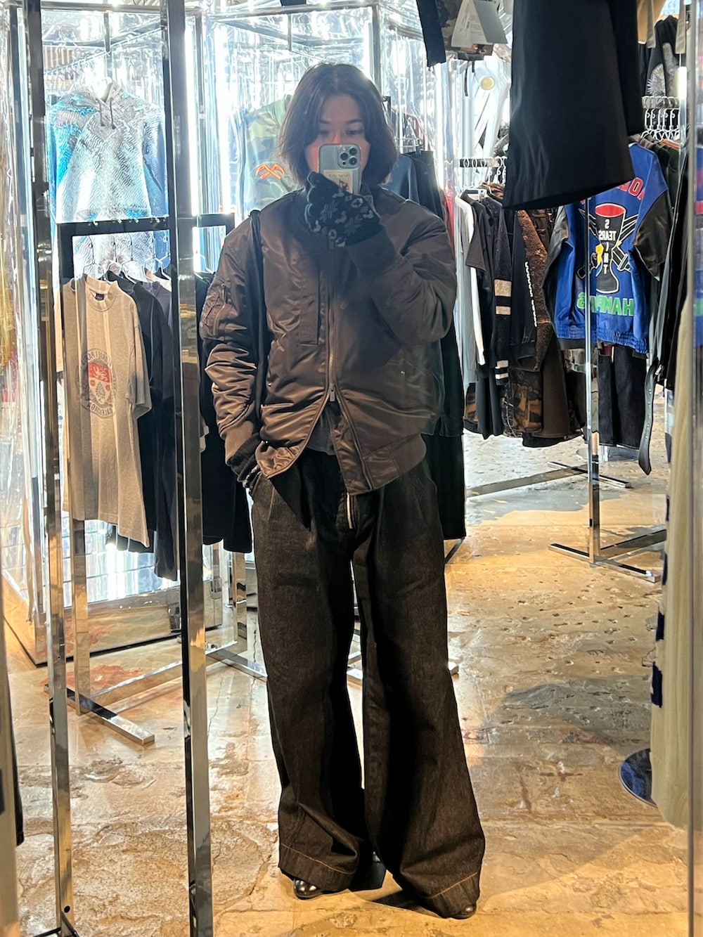 ブラック系のデニムパンツ、ブラック系のトートバッグ、ブラック系のドレスシューズを着用したメンズの冬コーディネートの2枚目の写真