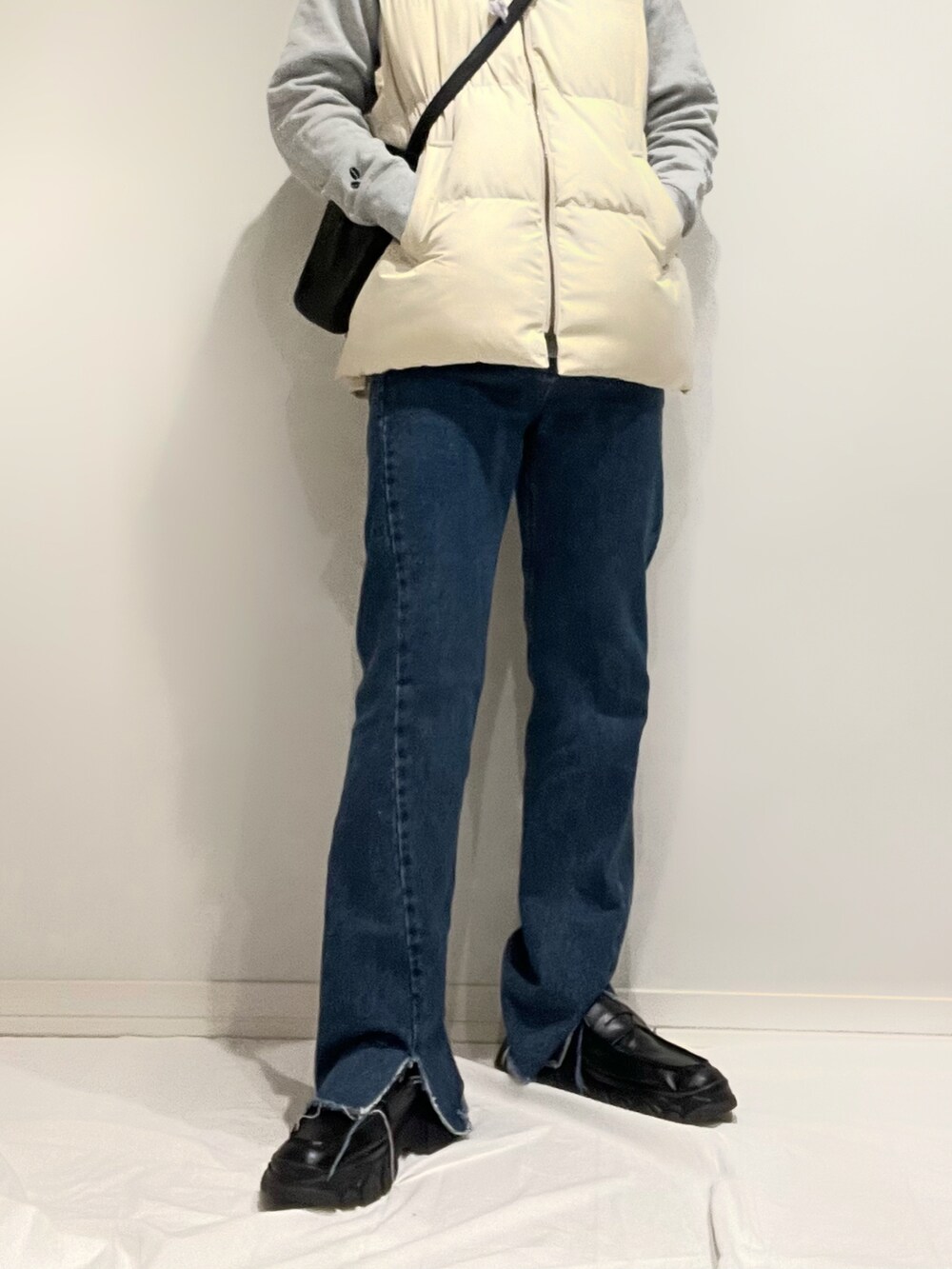 ブルー系のデニムパンツ、ブラック系のショルダーバッグ、グリーン系のミリタリージャケットを着用したメンズの秋コーディネートの2枚目の写真