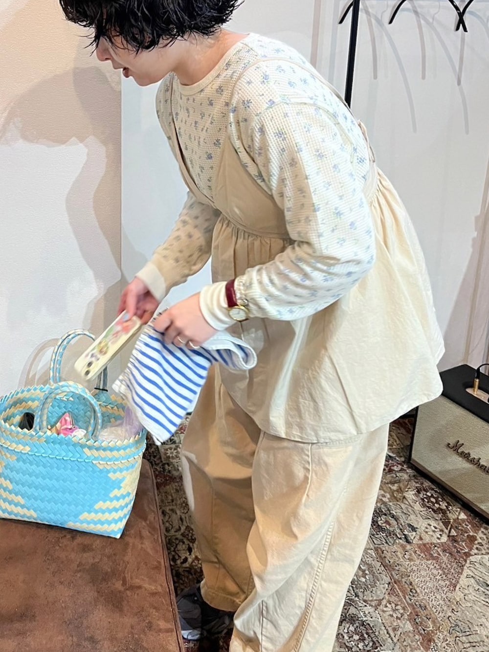 「大人かわいい、大人ガーリー、ゆるコーデ、ピクニック、かごバッグ、散歩、休日スタイル、ビスチェ、パンツスタイル、おでかけコーデ、おしゃ見えテクニック、夏」｜「unfilのアイテム（ベスト、ベージュ系）」を使った、KIMさん（レディース・160cm）の夏コーディネートの2枚目の写真