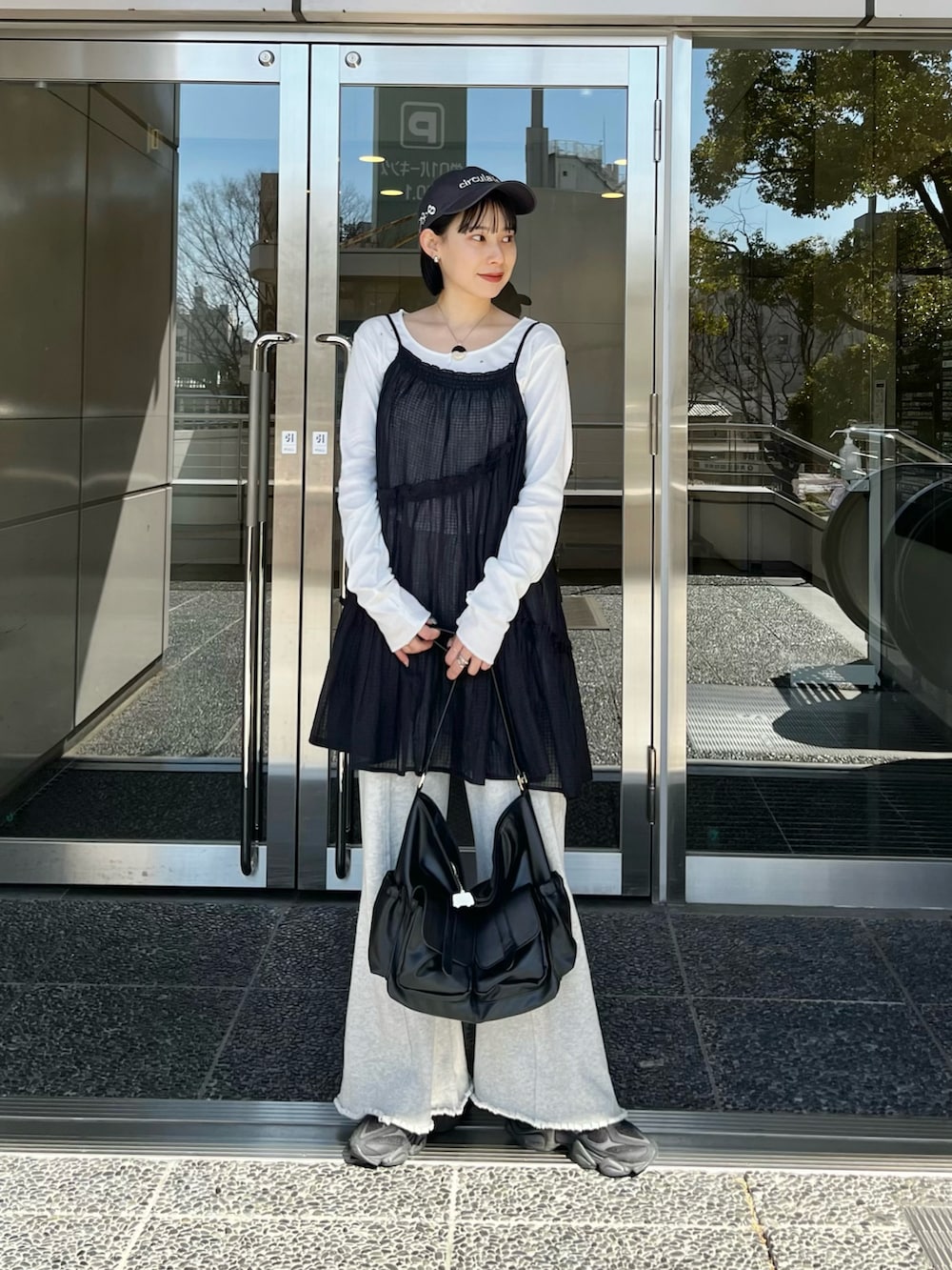 「Kastane、スウェット、スウェットパンツ、モノトーン、キャップ、キャップ女子」｜「Kastaneのスウェットフレアパンツ（その他パンツ、グレー系）」を使った、こなつさん（レディース・158cm）の春コーディネートの2枚目の写真