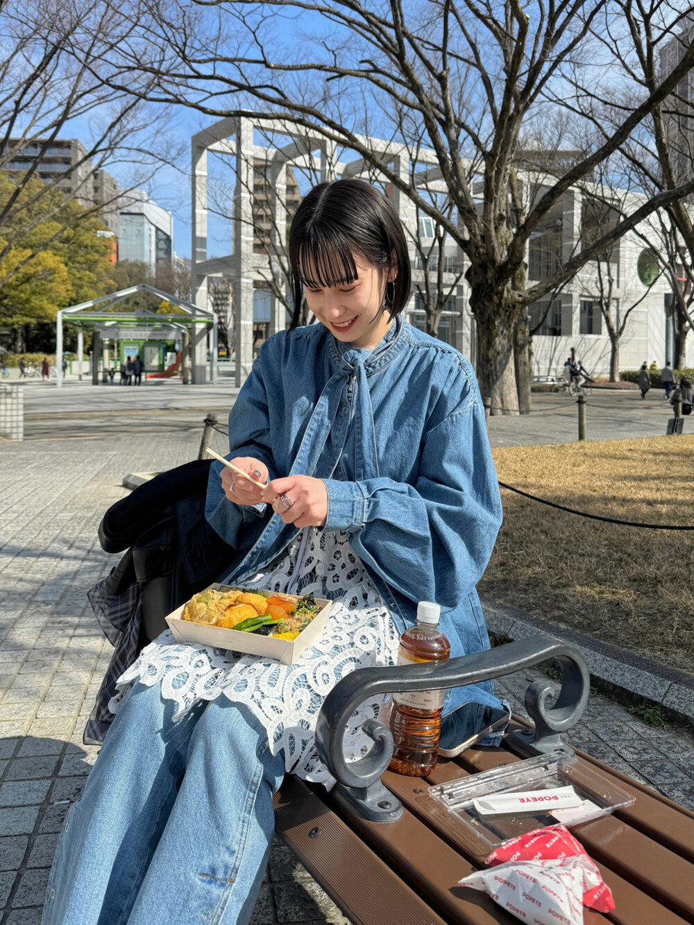 「デニム、セットアップ、レース、レイヤードスタイル、チュニック、デニムコーデ、Kastane」｜「Kastaneのバテンレースチュニック（チュニック、ホワイト系）」を使った、こなつさん（レディース・158cm）の春コーディネートの3枚目の写真
