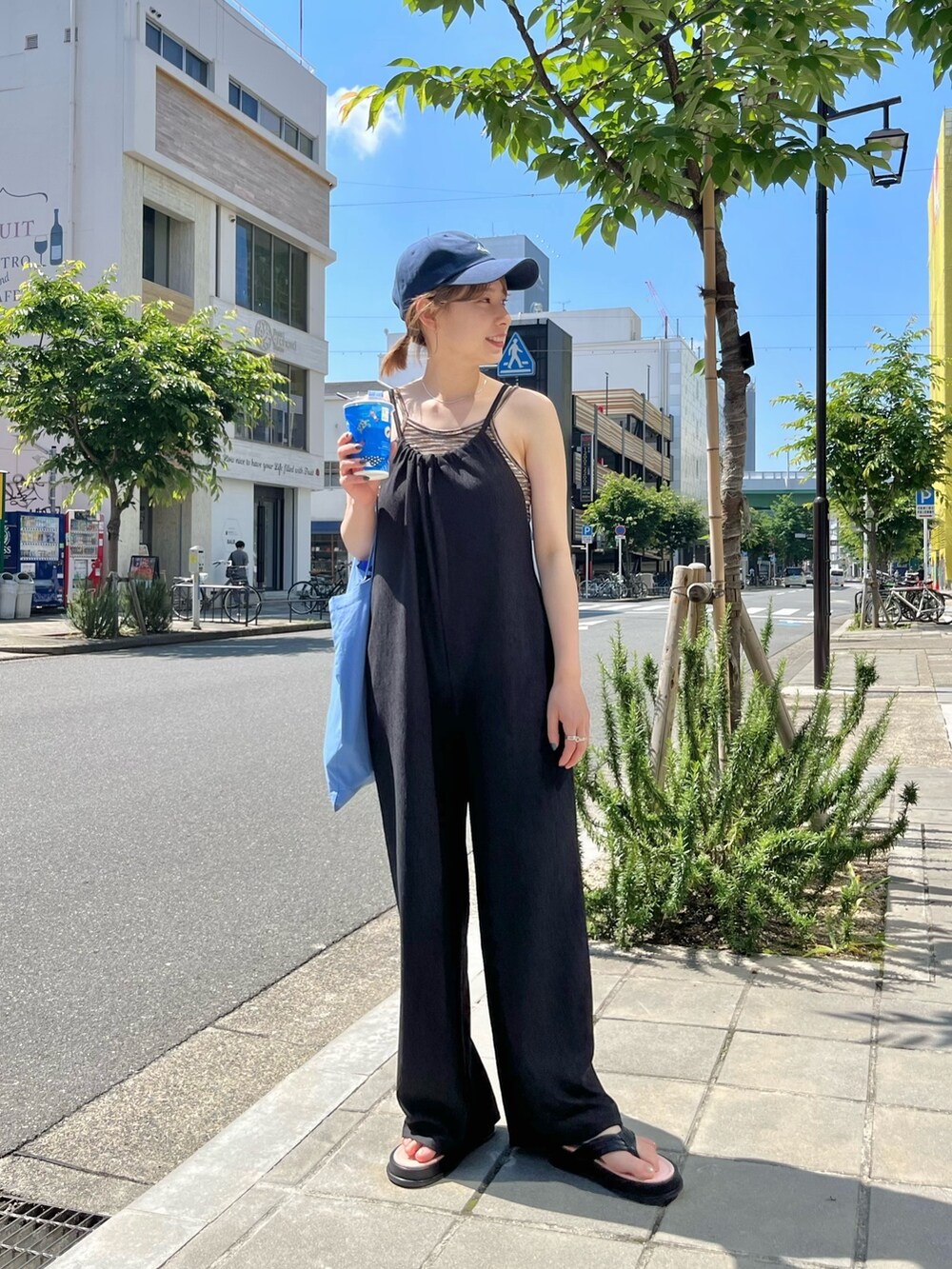 「サロペット、オールインワン、キャップ、キャップ女子、カジュアルコーデ、オトナカジュアル、夏コーデ」｜「Kastaneの【サイズ展開あり】ランダムプリーツアメスリサロペット（サロペット/オーバーオール、ブラック系）」を使った、こなつさん（レディース・155cm）の春コーディネートの2枚目の写真