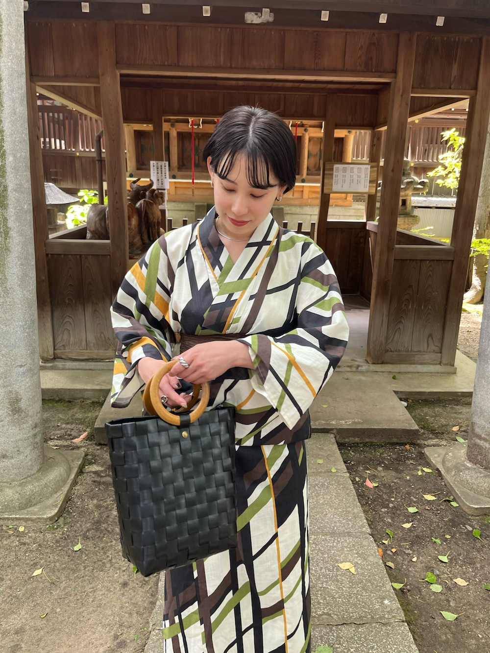 「夏コーデ、ゆかた、浴衣女子、浴衣、夏、おでかけコーデ、お祭り、Kastane」｜「Kastaneのモダン柄浴衣（浴衣、イエロー系）」を使った、こなつさん（レディース・155cm）の夏コーディネートの2枚目の写真