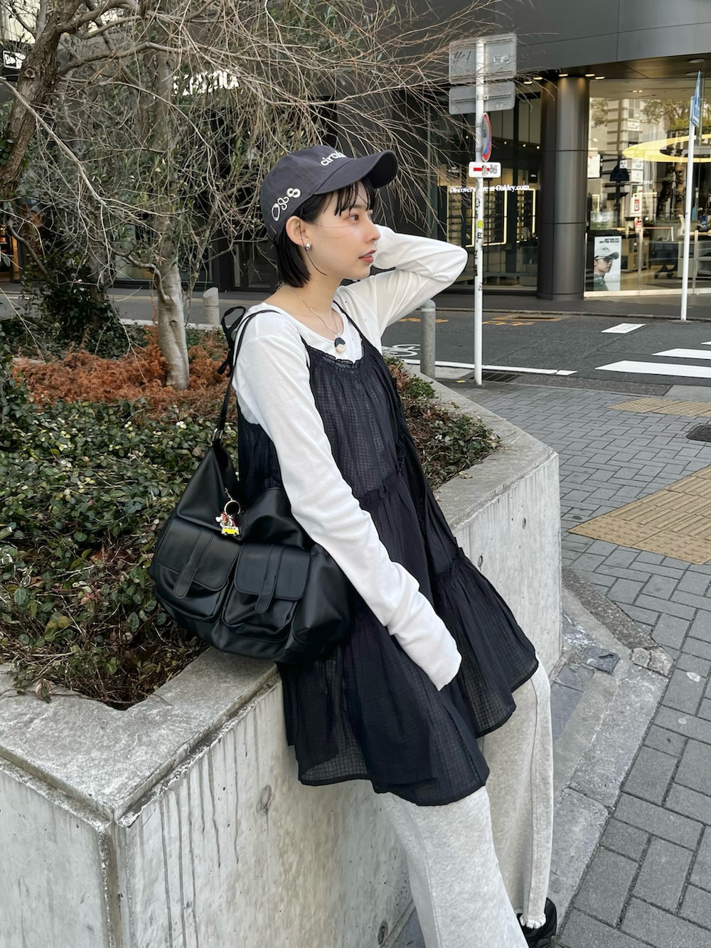 「Kastane、スウェット、スウェットパンツ、モノトーン、キャップ、キャップ女子」｜「Kastaneのスウェットフレアパンツ（その他パンツ、グレー系）」を使った、こなつさん（レディース・158cm）の春コーディネートの3枚目の写真