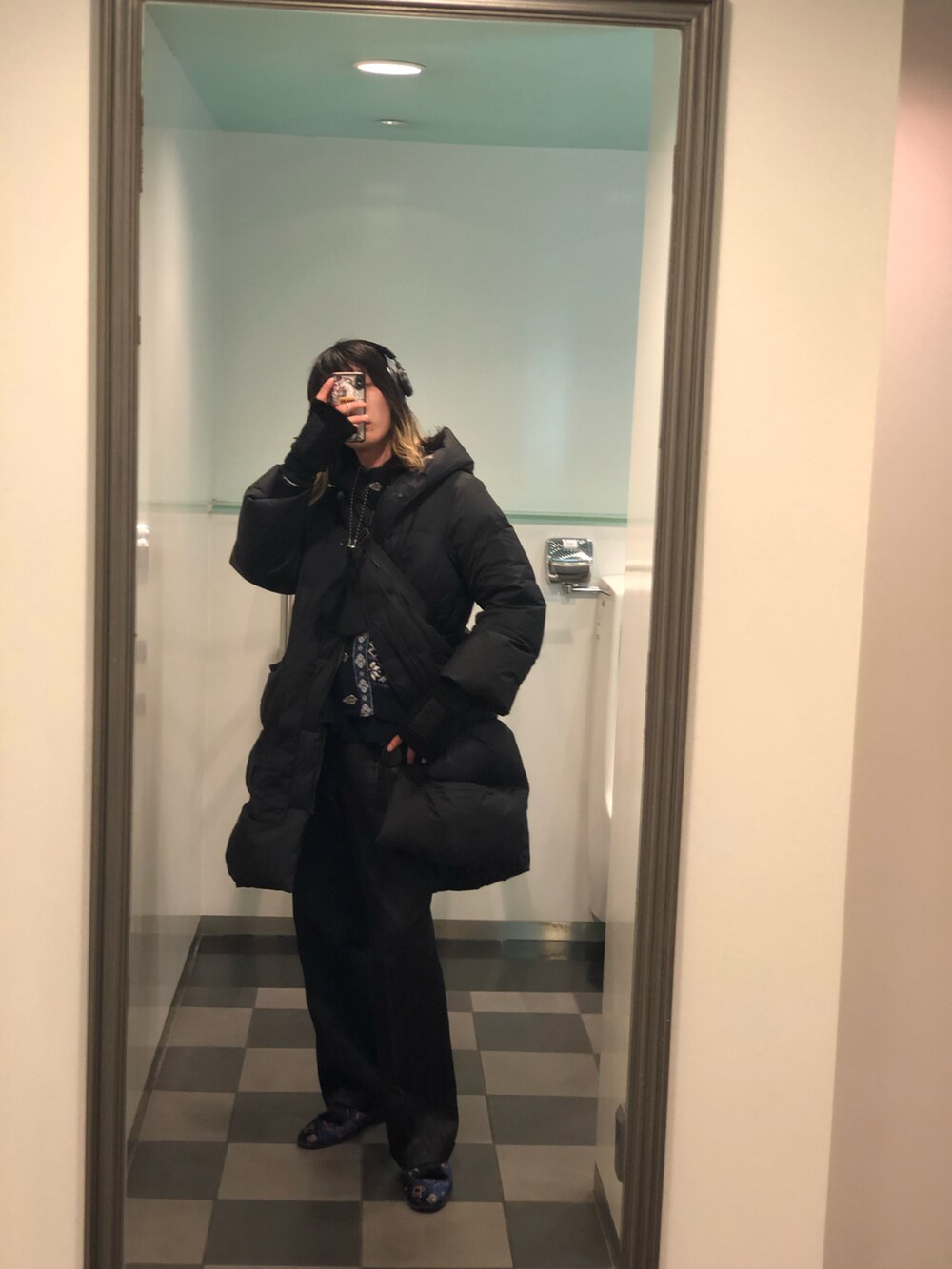 「ダウン、ダウンコート、ニット、カーディガン、タートルネック、スラックス、柄パンツ、ミュール、ベロア」｜「UNIQLOのアイテム（ダウンジャケット/コート、ブラック系）」を使った、諸葛亮さん（メンズ・179cm）の春コーディネートの2枚目の写真