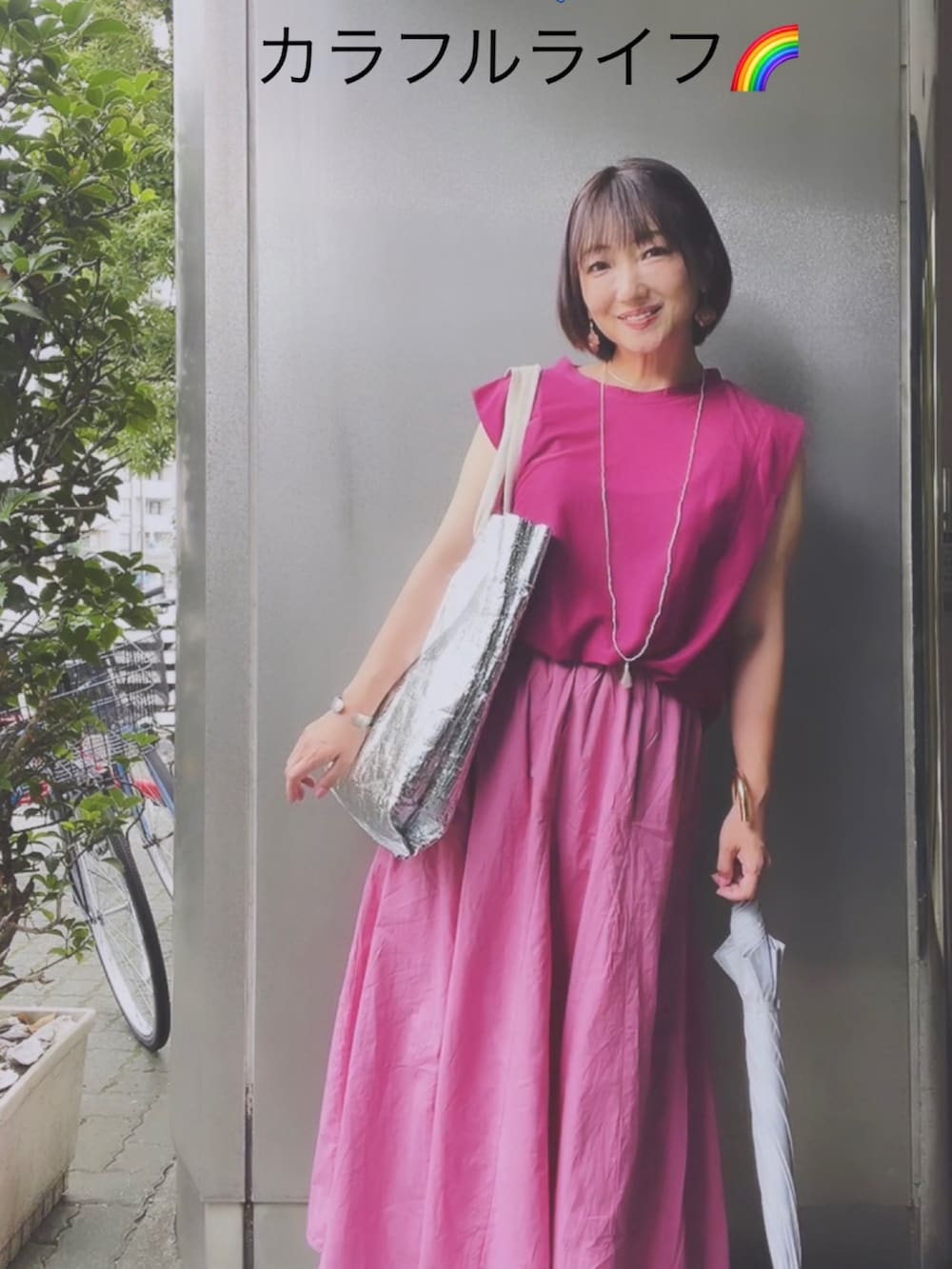 ブルー系のデニムパンツを着用したレディースの秋コーディネートの2枚目の写真