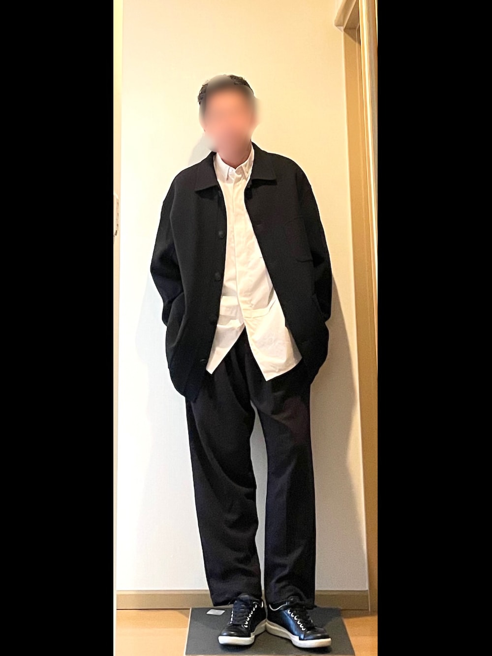 ブラック系のスニーカー、ブラック系のスウェットパンツ、ブラック系のジャケット/アウターを着用したメンズの冬コーディネートの2枚目の写真