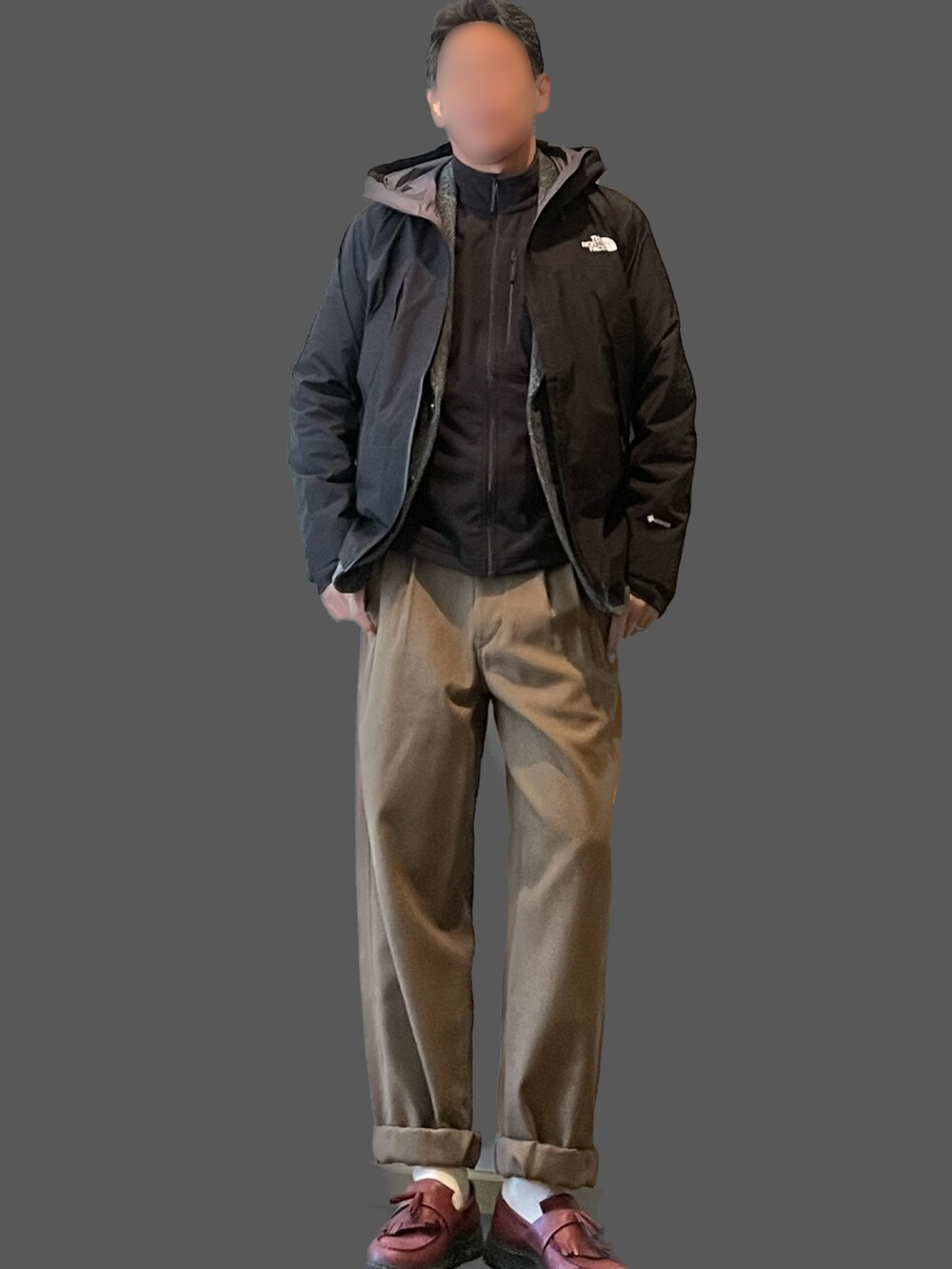 ブラウン系のその他パンツ、レッド系のローファー、ブラック系のジャケット/アウターを着用したメンズの冬コーディネートの2枚目の写真