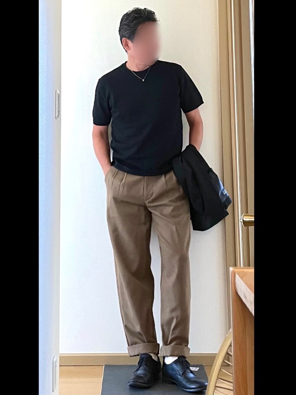 「ノーカラージャケット、ワイドチノ、ニットTシャツ、秋服まるっと大公開、オトナカジュアル、シンプルスタイル、大人カジュアル、秋コーデ」｜「UNIQLOのアイテム（ニット/セーター、ブラック系）」を使った、ひでじぃさん（メンズ・181cm）の秋コーディネートの2枚目の写真