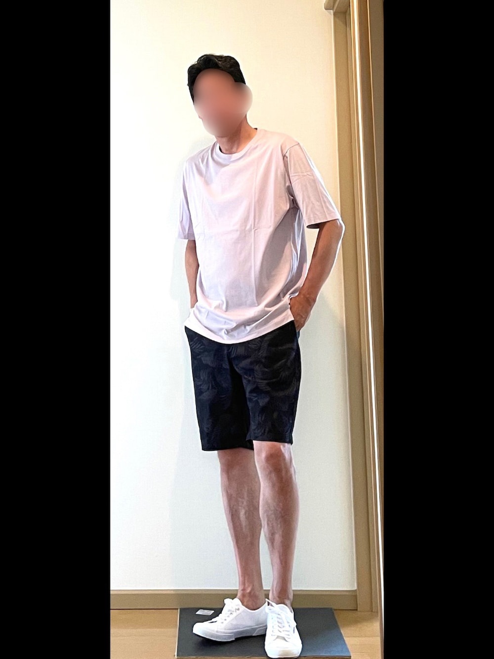 ピンク系のTシャツ/カットソー、ブラック系のその他パンツ、ホワイト系のスニーカーを着用したメンズの夏コーディネートの2枚目の写真