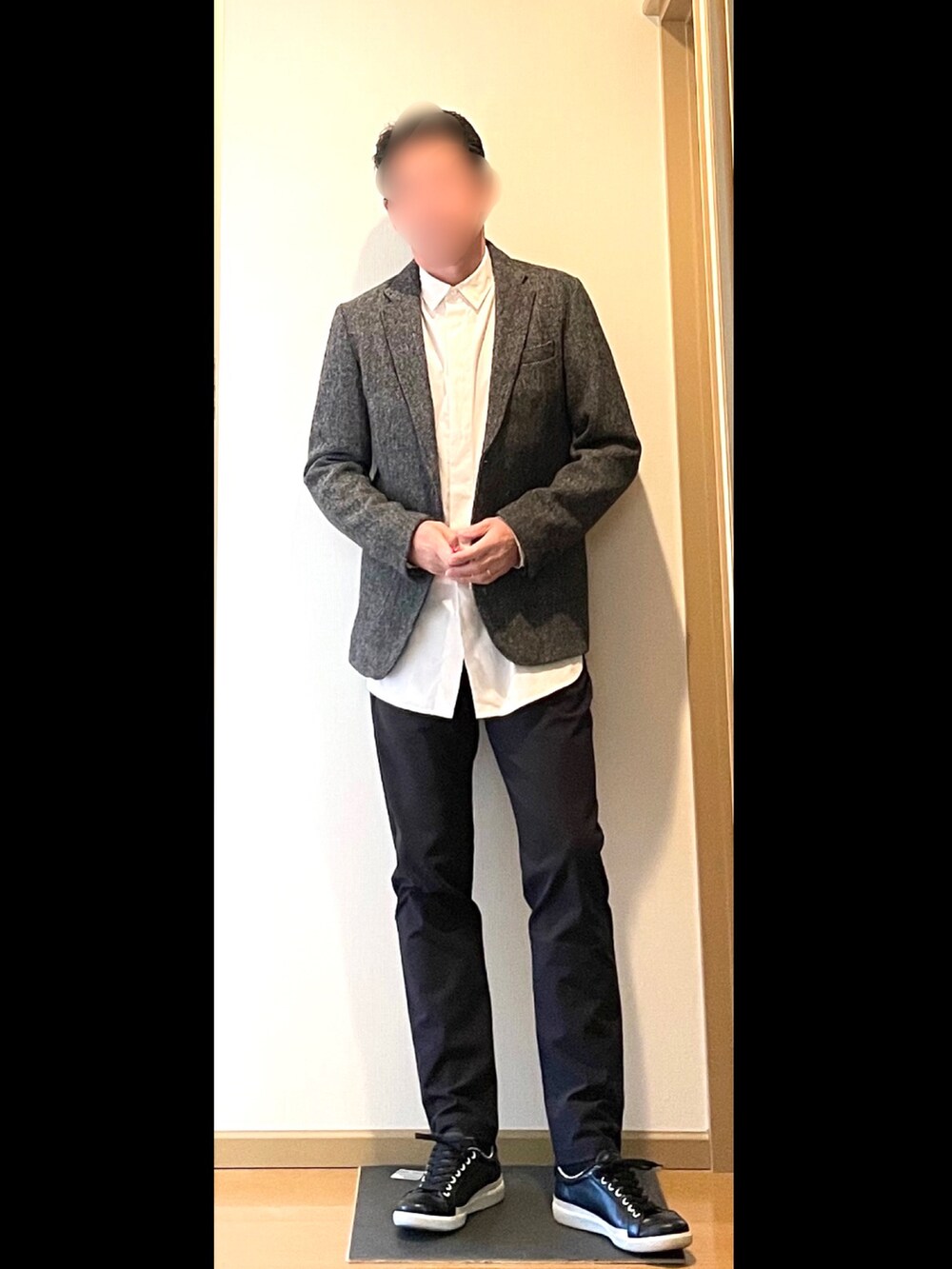 ブラック系のその他パンツ、ブラック系のスニーカー、ホワイト系のシャツ/ブラウスを着用したメンズの冬コーディネートの2枚目の写真