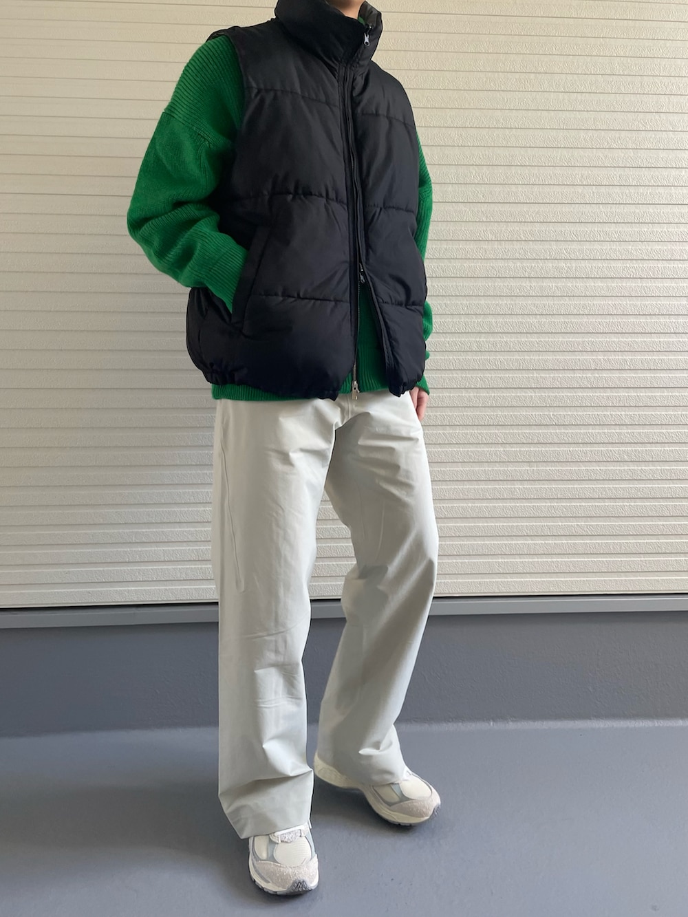 ホワイト系のその他パンツ、ホワイト系のスニーカー、グリーン系のニット/セーターを着用したメンズの春コーディネートの2枚目の写真