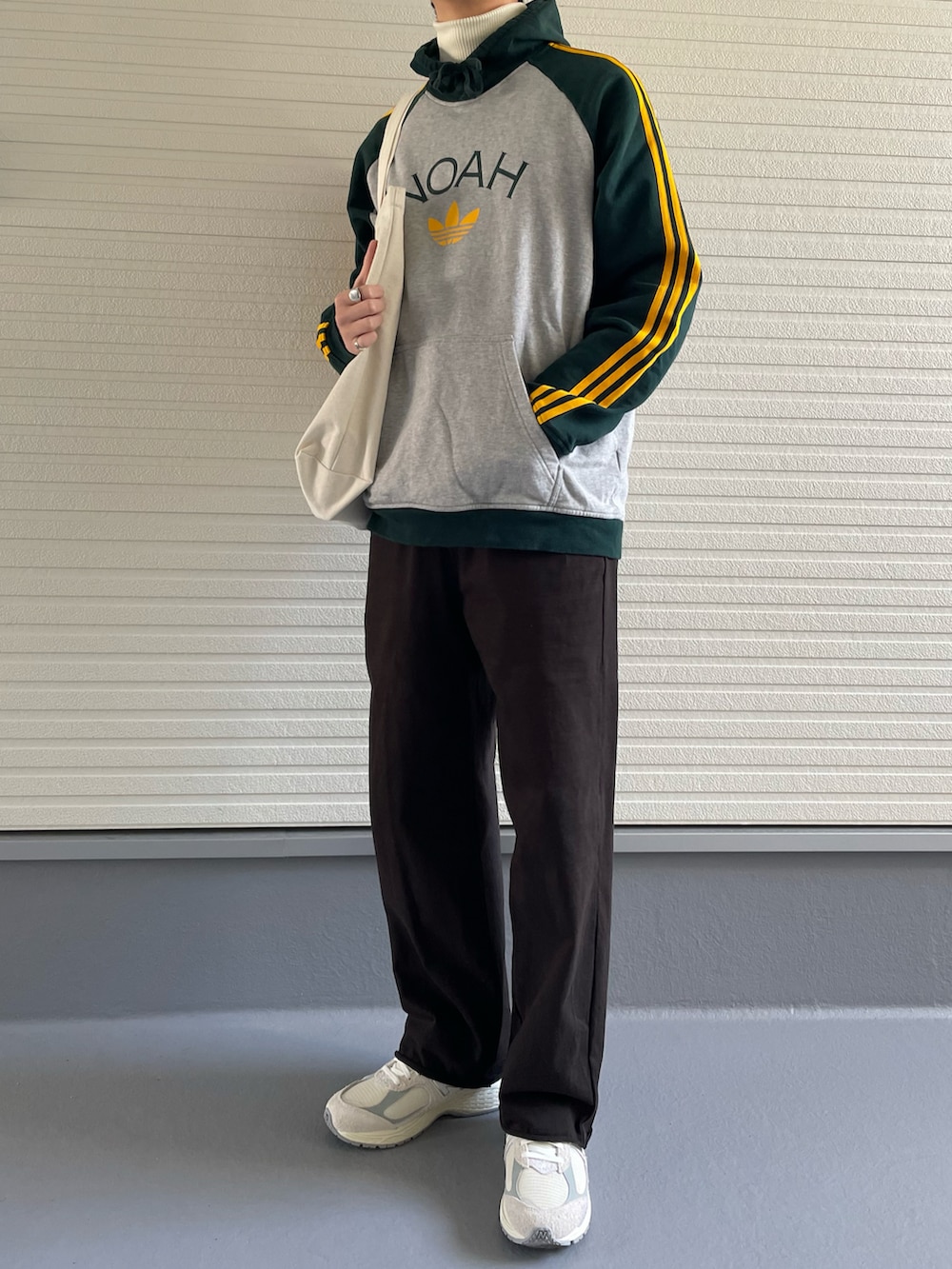 「春のおしゃ見えテクニック、春ファッション、休日スタイル、お洒落さんとつながりたい、シンプルコーデ、スニーカーコーデ、New Balance、adidas、ラフ、スウェットパンツ」｜「H　BEAUTY&YOUTH UNITED ARROWSのアイテム（スウェットパンツ、ブラウン系）」を使った、みつさん（メンズ・175cm）の春コーディネートの3枚目の写真